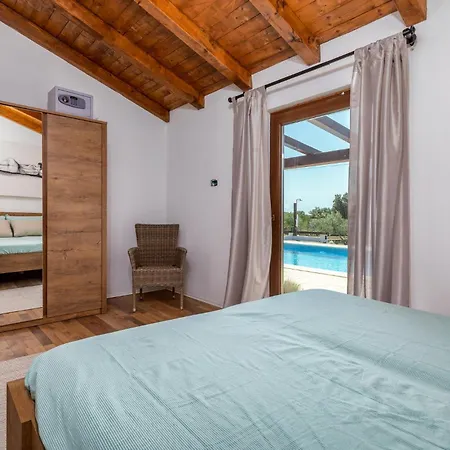 Front In Nyaraló Rovinj